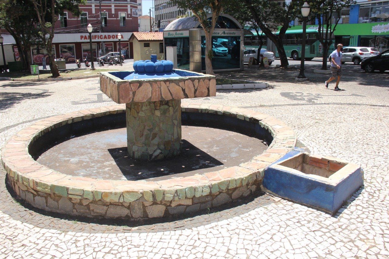 Chafariz desligado em uma praça de Ponta Grossa.