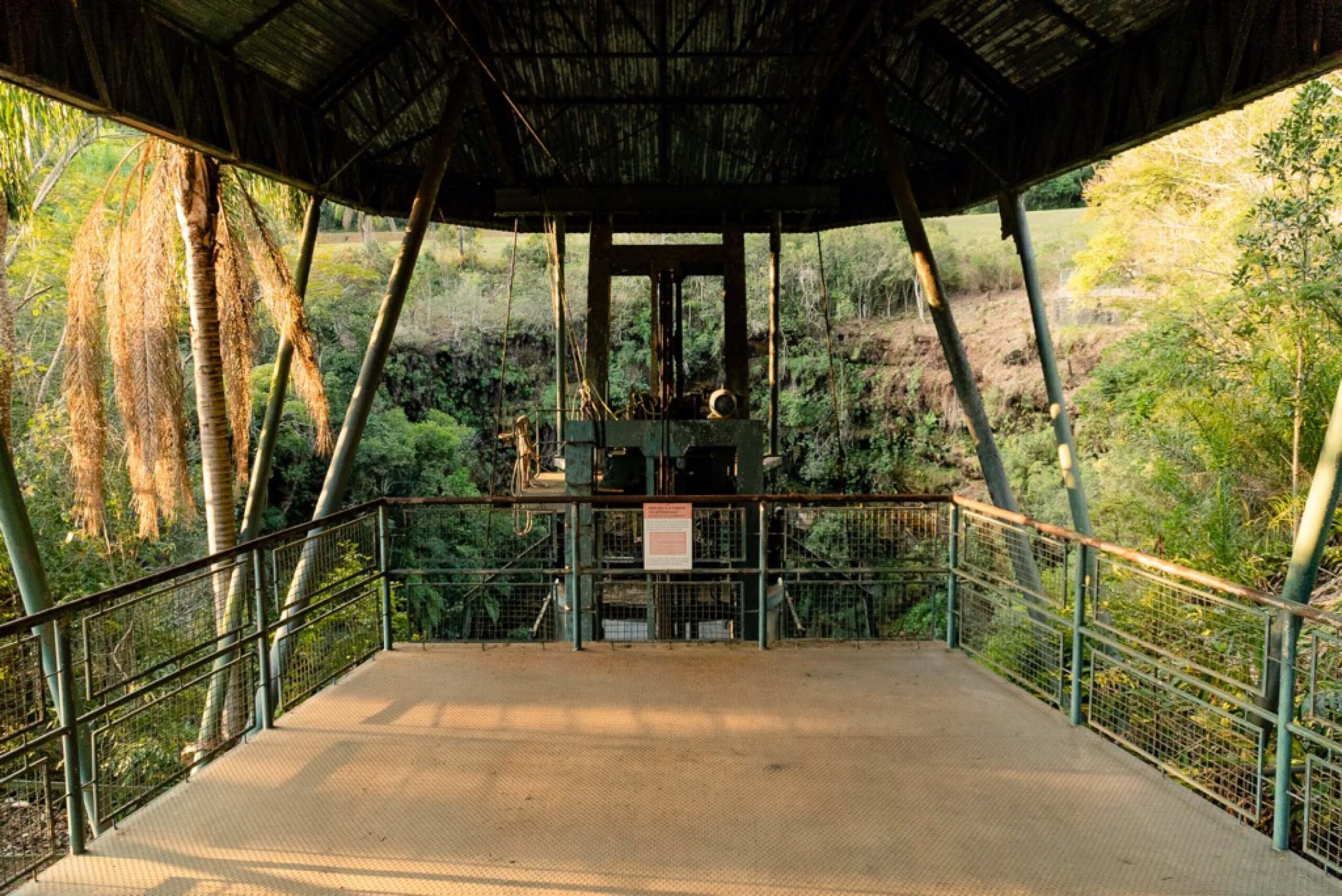 Foto da área de embarque do elevador em furna no Parque Estadual de Vila Velha, em Ponta Grossa