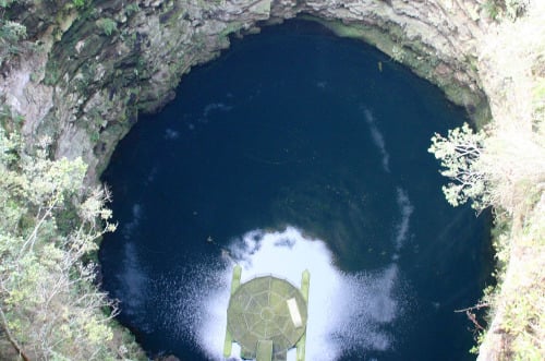 Foto aérea de furna no Parque Estadual de Vila Velha, mostrando o elevador desativado