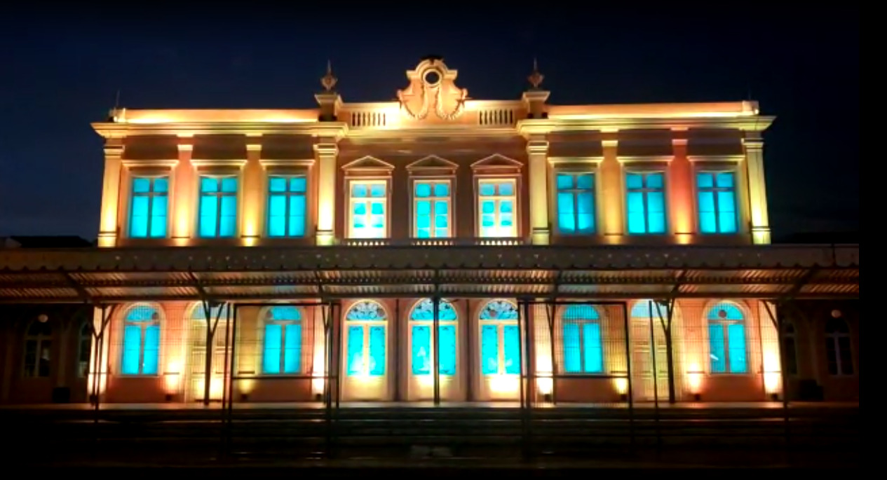 Foto da Estação Saudade com luzes especiais de Natal