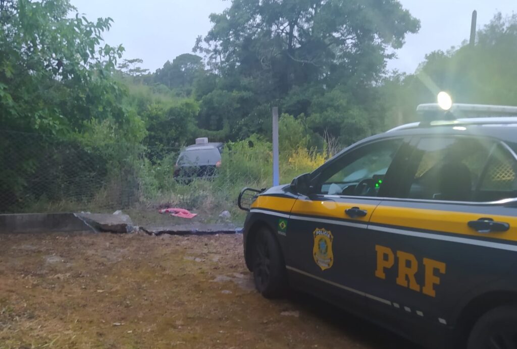 Foto de veículo que transportava carga de vinho contrabandeado