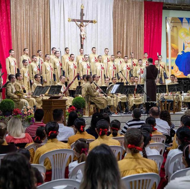 Orquestra se apresentando em evento.