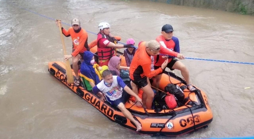 Várias pessoas foram retiradas após inundações na cidade de Cagayan De Oro, à passagem do tufão Rai. Guarda Costeira das Filipinas, via Reuters