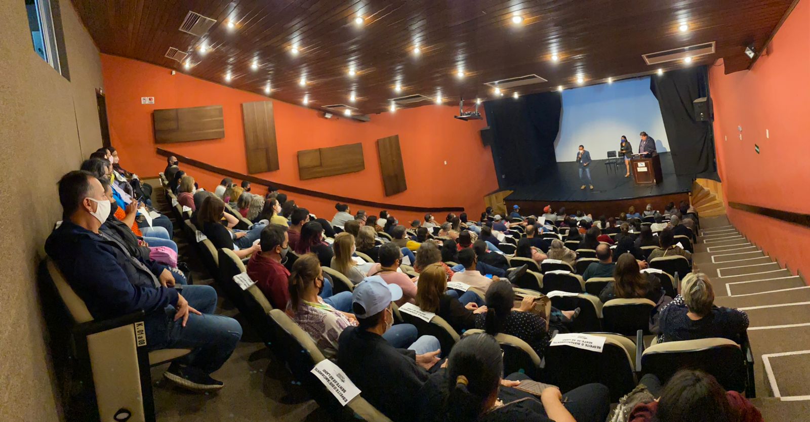 Expositores em reunião sobre a Feira da Barão em Ponta grossa