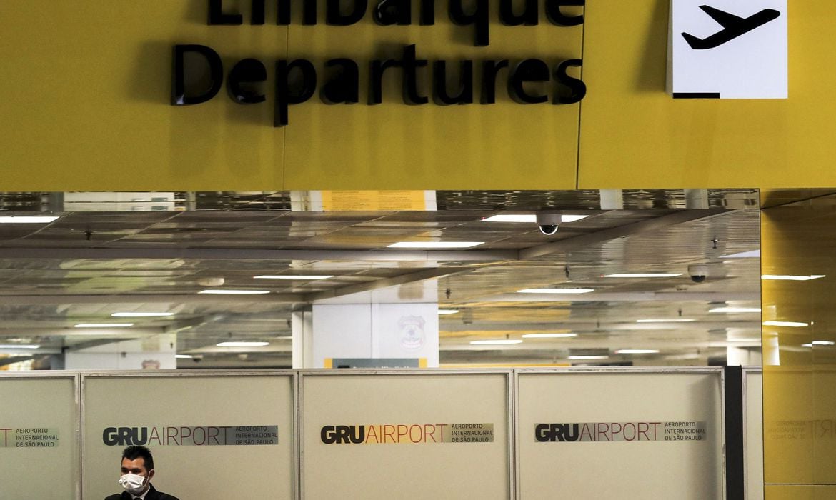 Homem cumprindo as regras sanitárias no aeroporto no Brasils