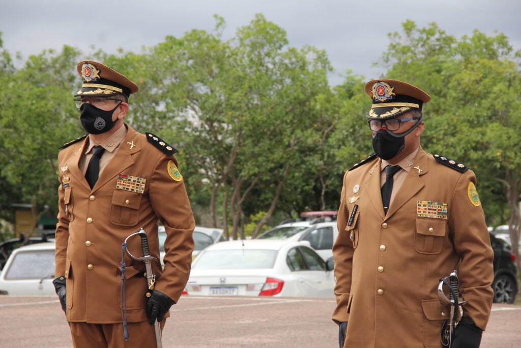 Tenente-coronel Marcos Ginotti (à esq.) assumiu o comando do 1º BPM no lugar do tenente-coronel Leonel José Beserra (à dir.). (Foto: José Aldinan)