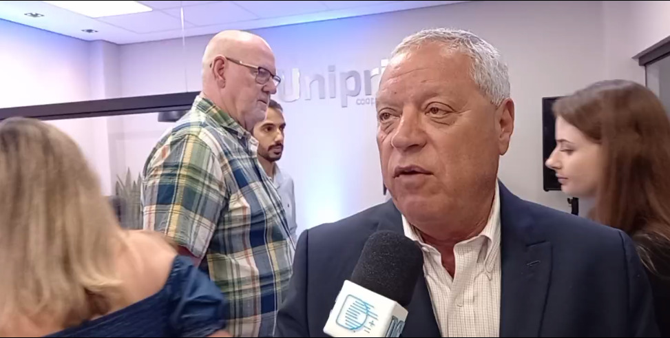 Foto de Álvaro Jabur sendo entrevistado pelo portal dcmais, na reinauguração de agência em Ponta Grossa