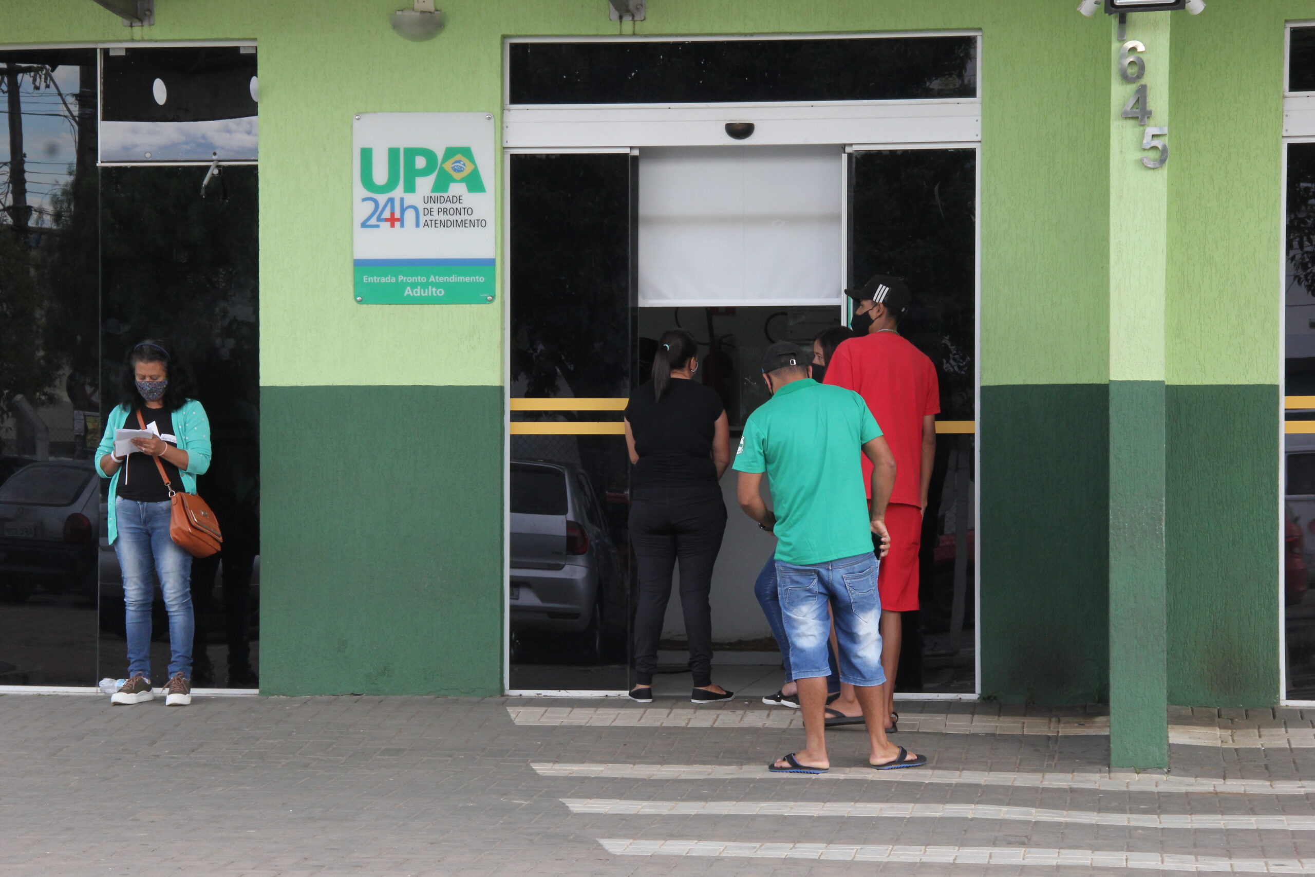 Pacientes em frente à UPA Santa Paula em Ponta Grossa