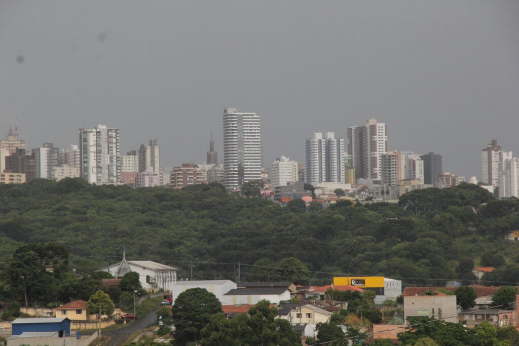 Foto do horizonta de Ponta Grossa, mostrando casas, prédios e vegetação