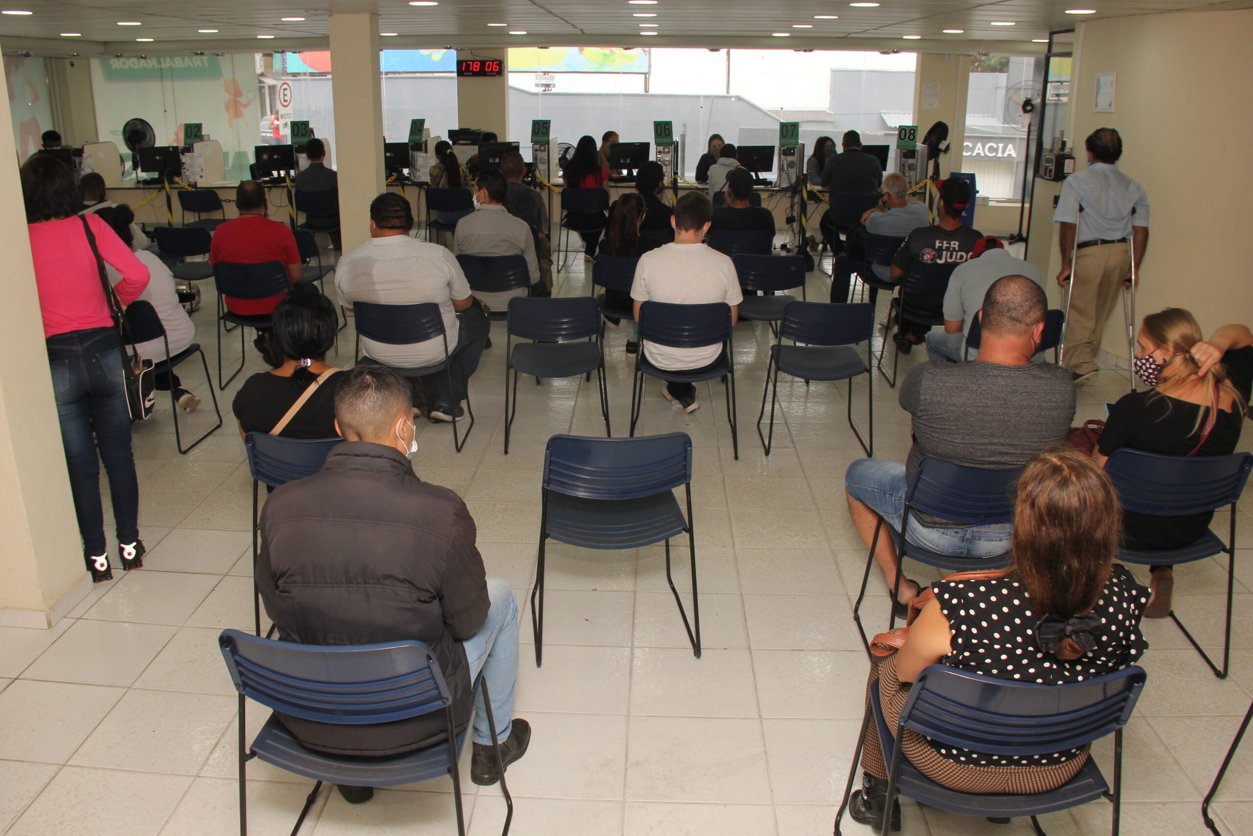 Foto que mostra a procura por empregos em PG na Agência do Trabalhador