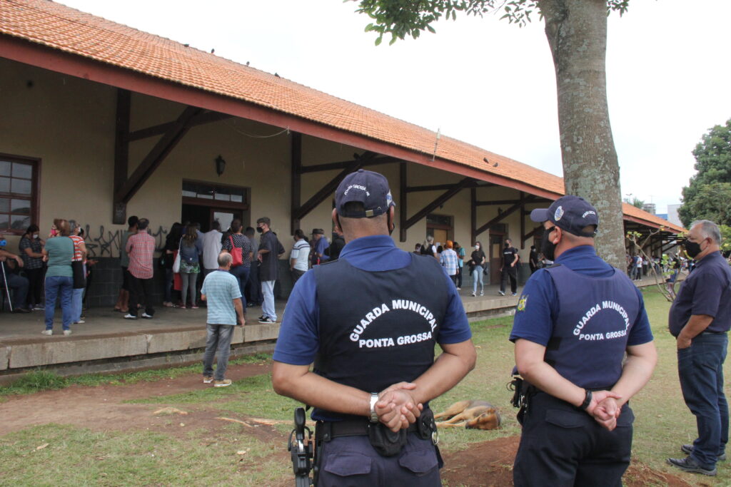 Foto de agentes da Guarda Municipal de Ponta Grossa, diante da Estação Arte