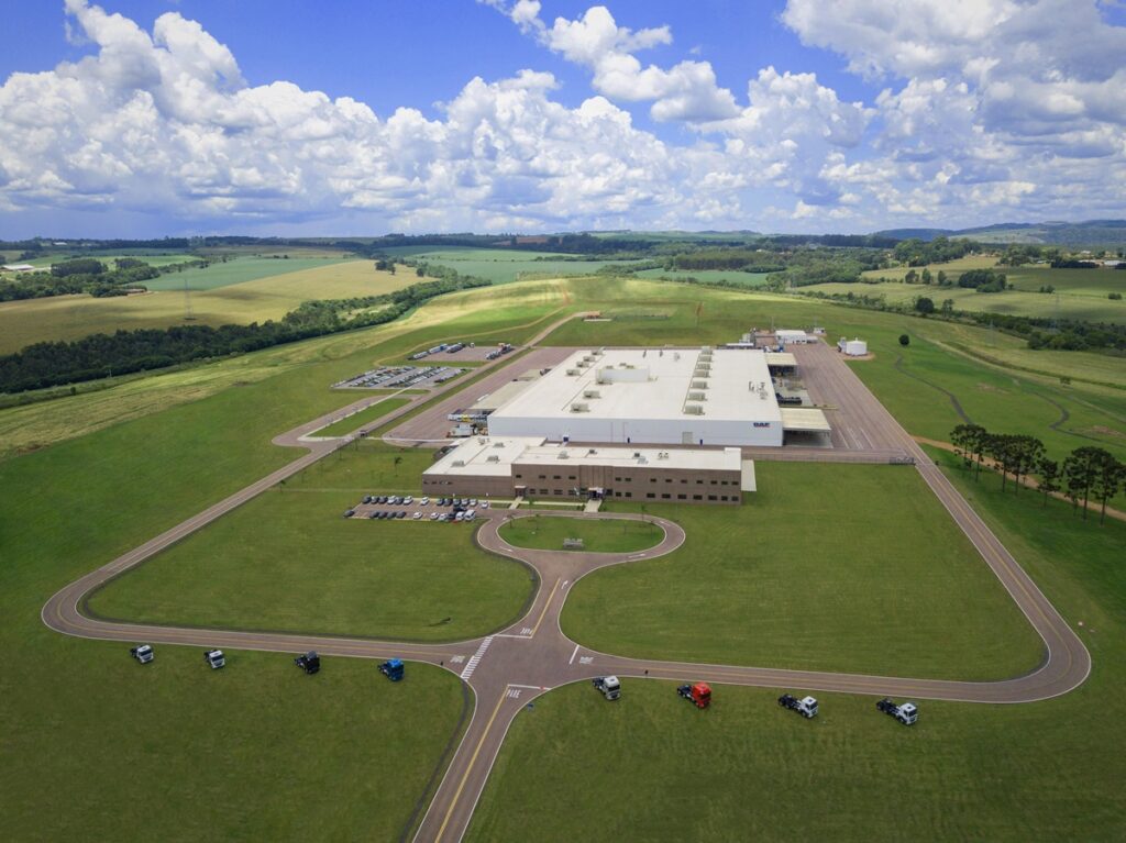 Foto da fábrica da DAF Caminhões Brasil, localizada em Ponta Grossa