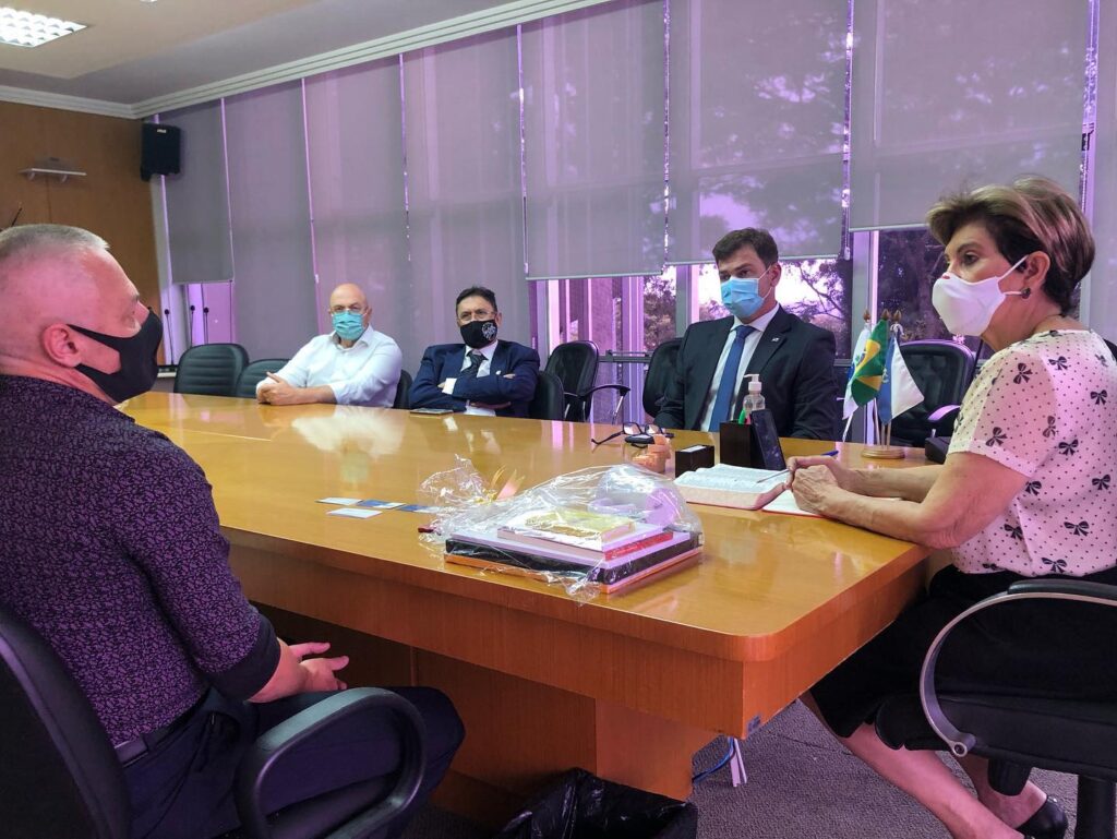 Foto da reunião de anúncio da instalação da UniBrasil em Ponta Grossa