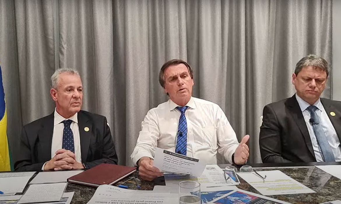 Imagem da live em que Bolsonaro fala da PEC relacionada aos impostos em combustíveis