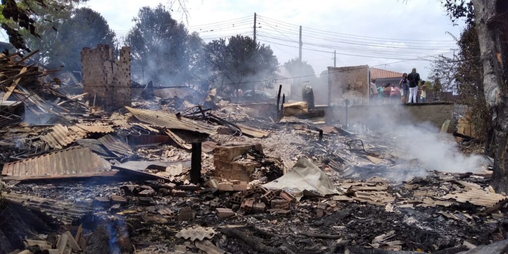 Famílias perdem tudo em incêndio que destruiu cinco casas 