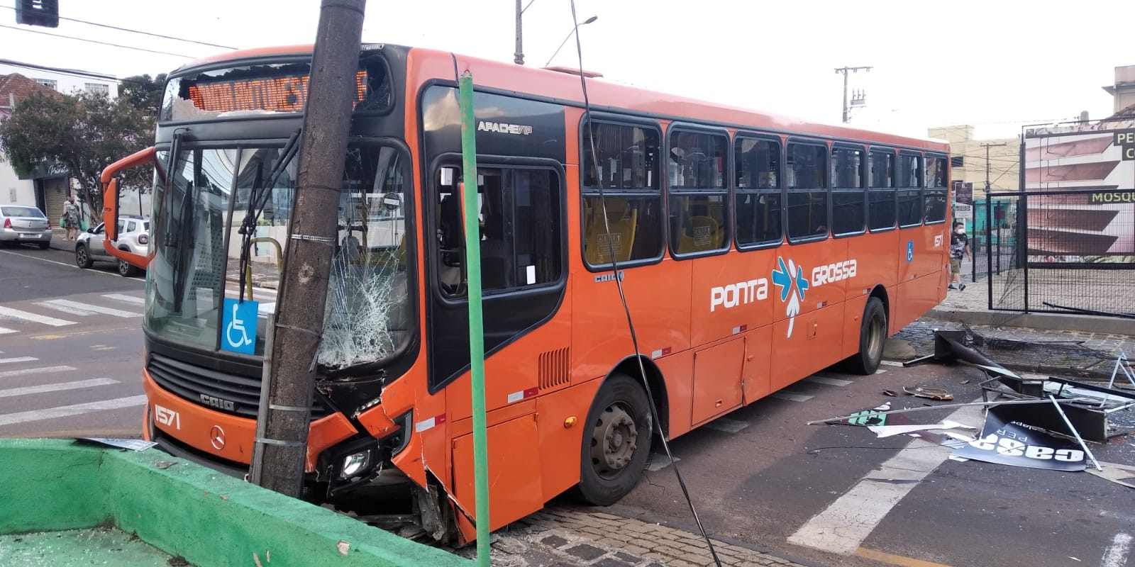 Foto de ônibus da VCG envolvido em acidente no Centro de Ponta Grossa