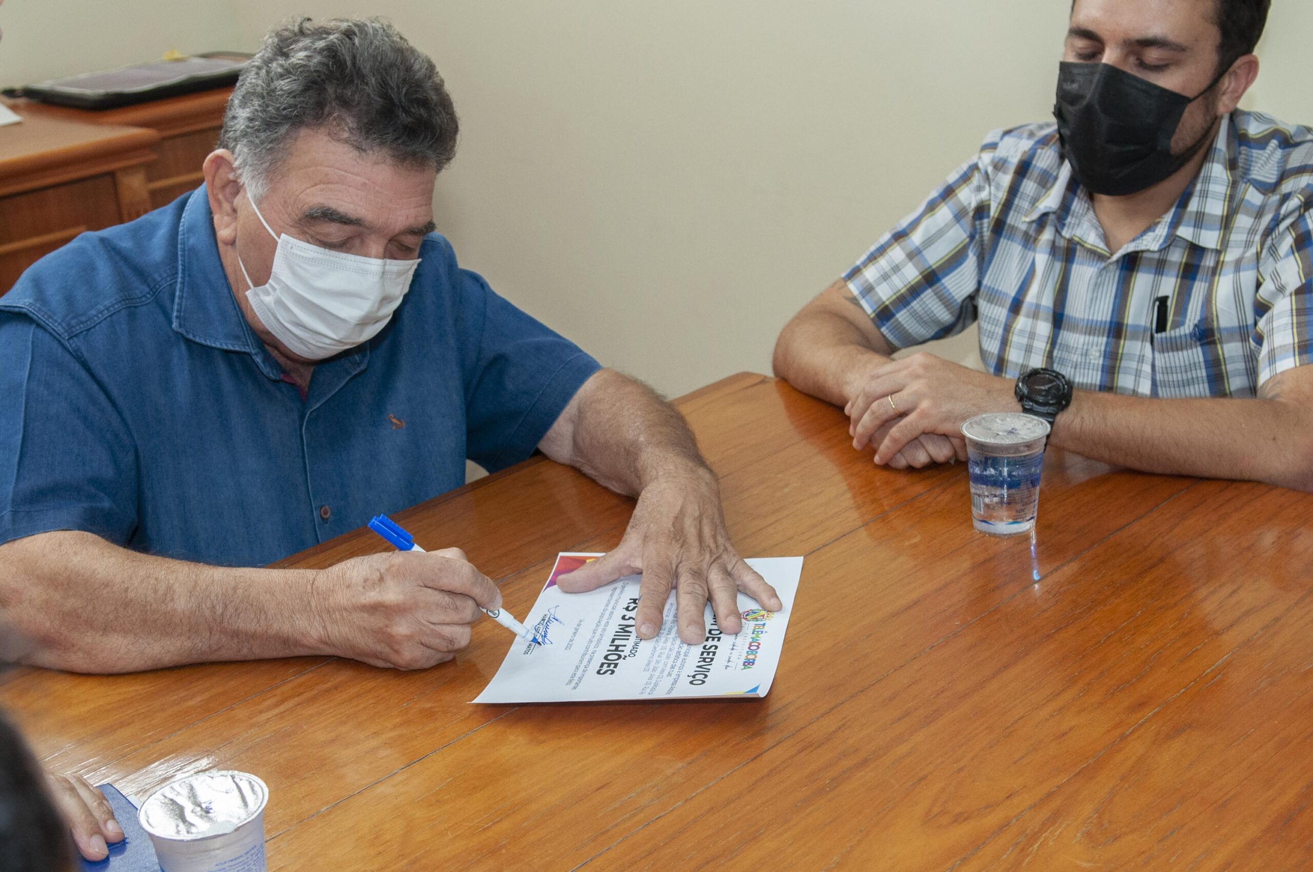 Dr. Marcio, prefeito de Telêmaco Borba, assina ordem de serviço para obras