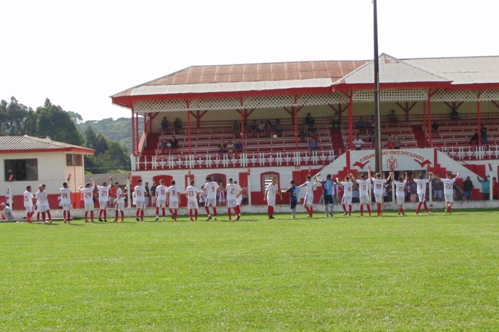 Ypiranga de Palmeira no Estádio Chede