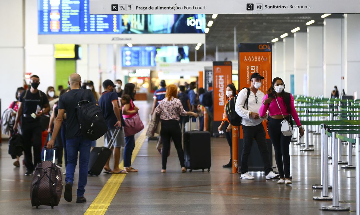 Grande movimentação de pessoas em aeroporto