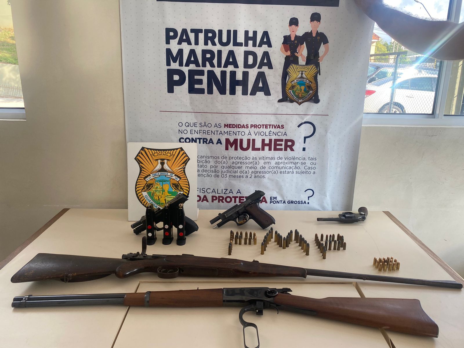 Foto de armas apreendidas pela Guarda Municipal de Ponta Grossa