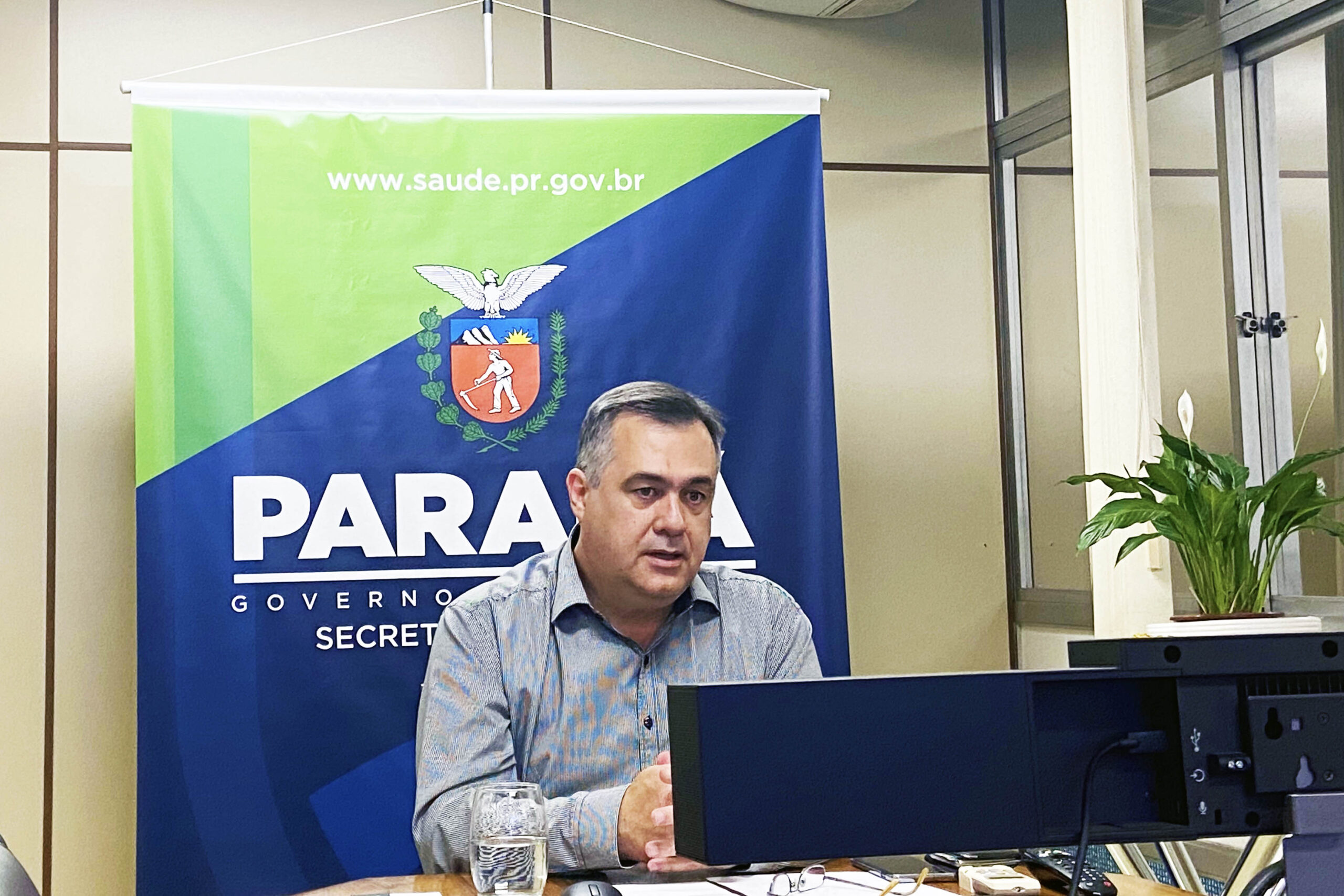 Foto do secretário de Saúde, Beto Preto, durante videoconferência