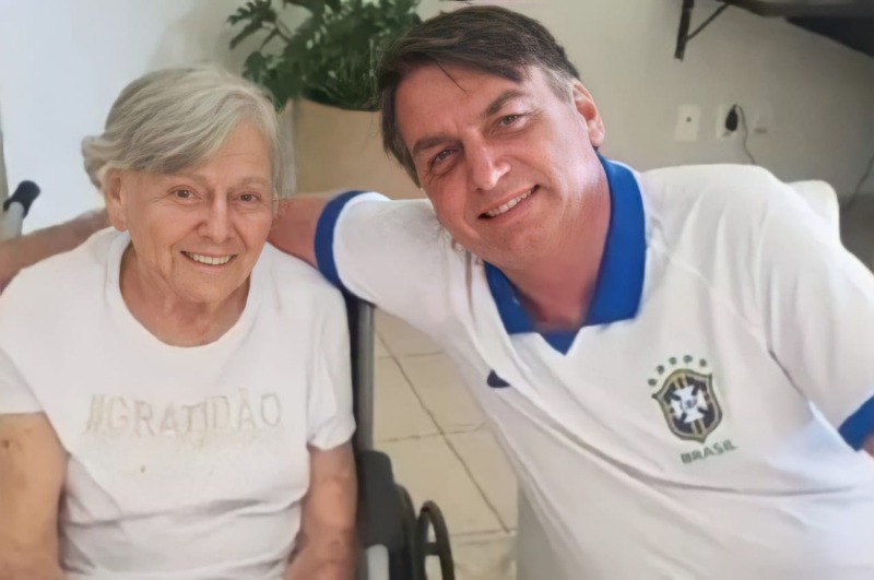 Foto do presidente Jair Bolsonaro com a sua mãe