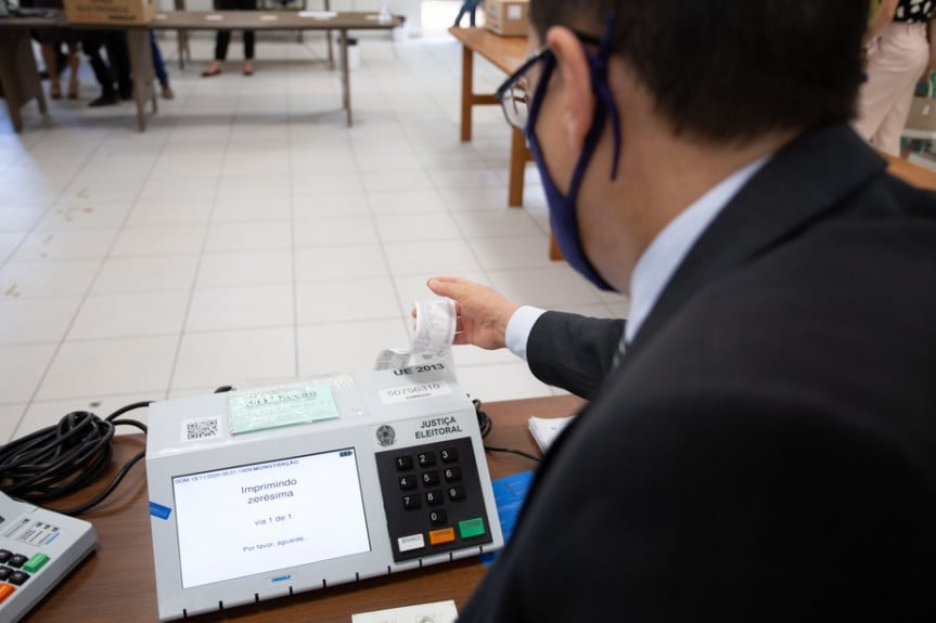 Mesário em trabalho durante eleições, tirando extrato de votação