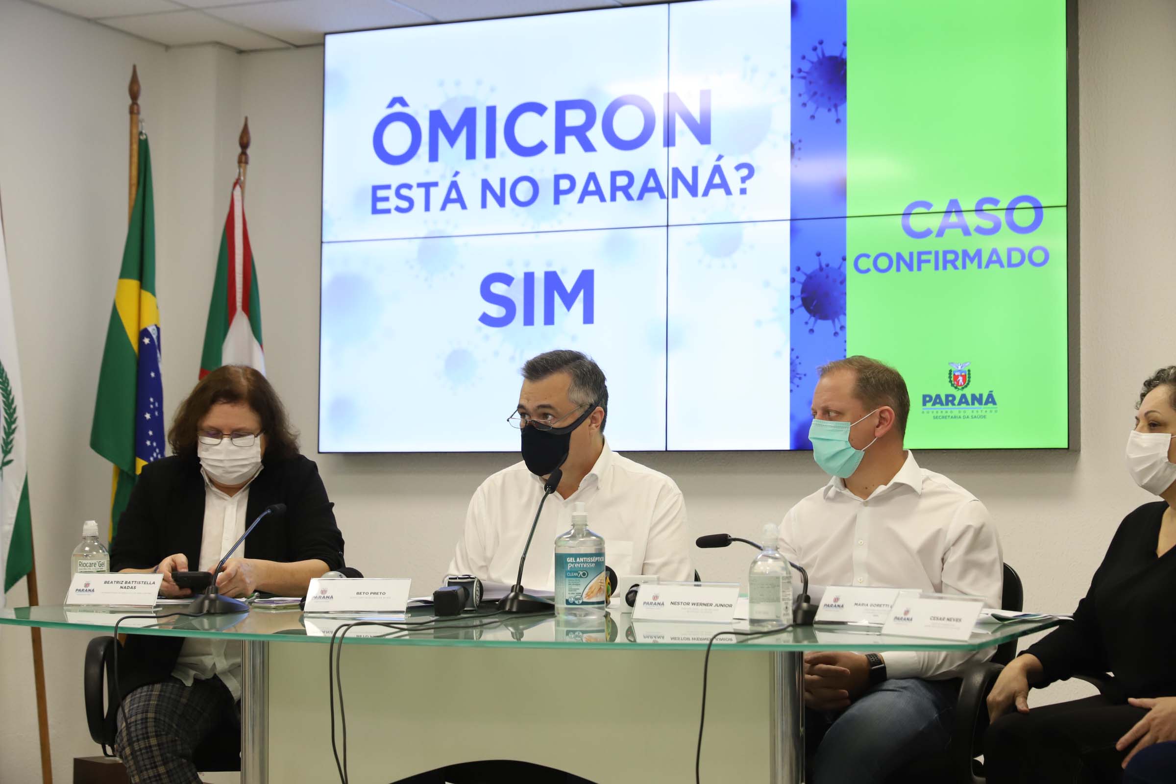 Foto da coletiva de imprensaque confirmou o primeiro acso de Ômicron do Paraná