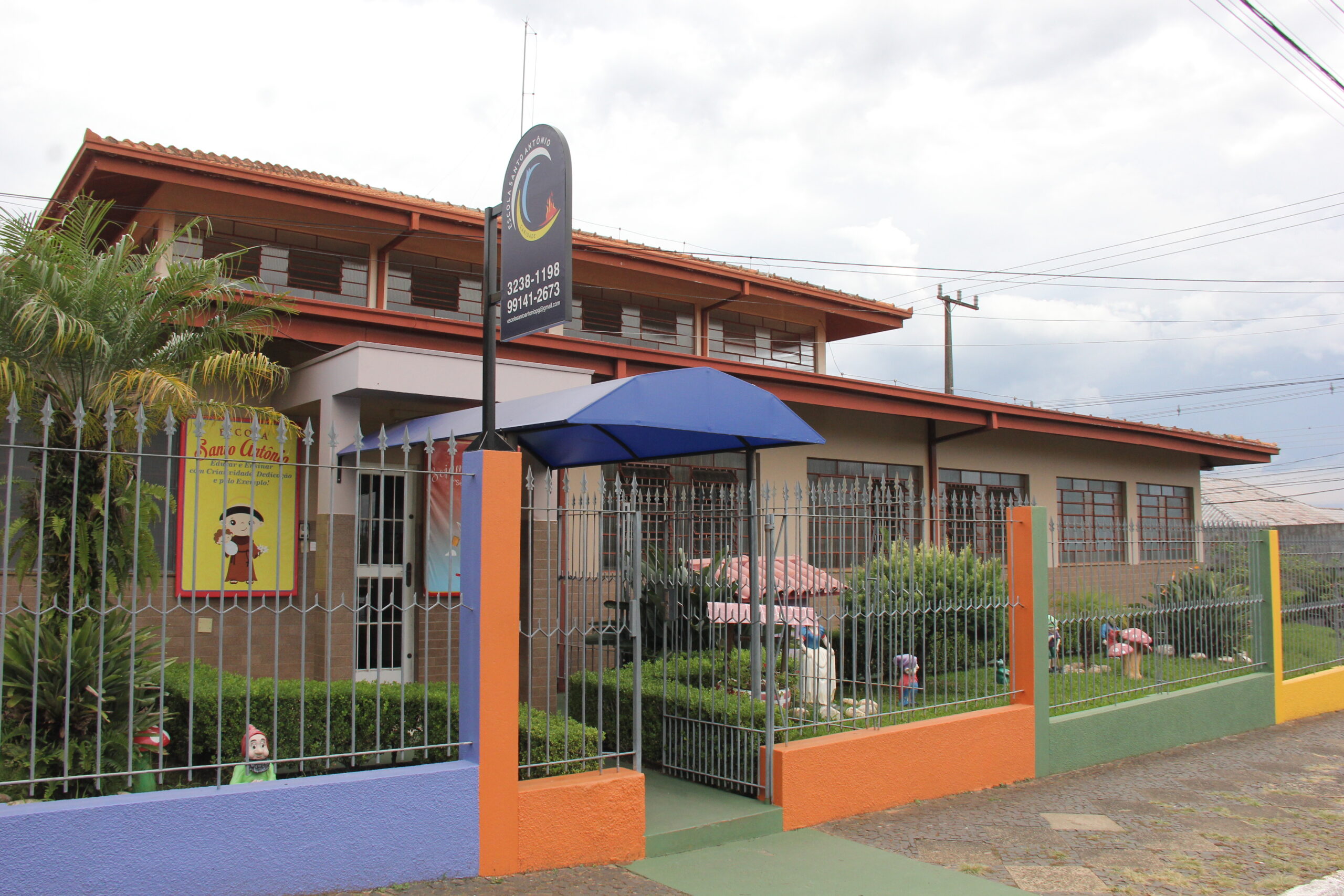 Foto da fachada da Escola Santo Antônio, em Ponta Grossa