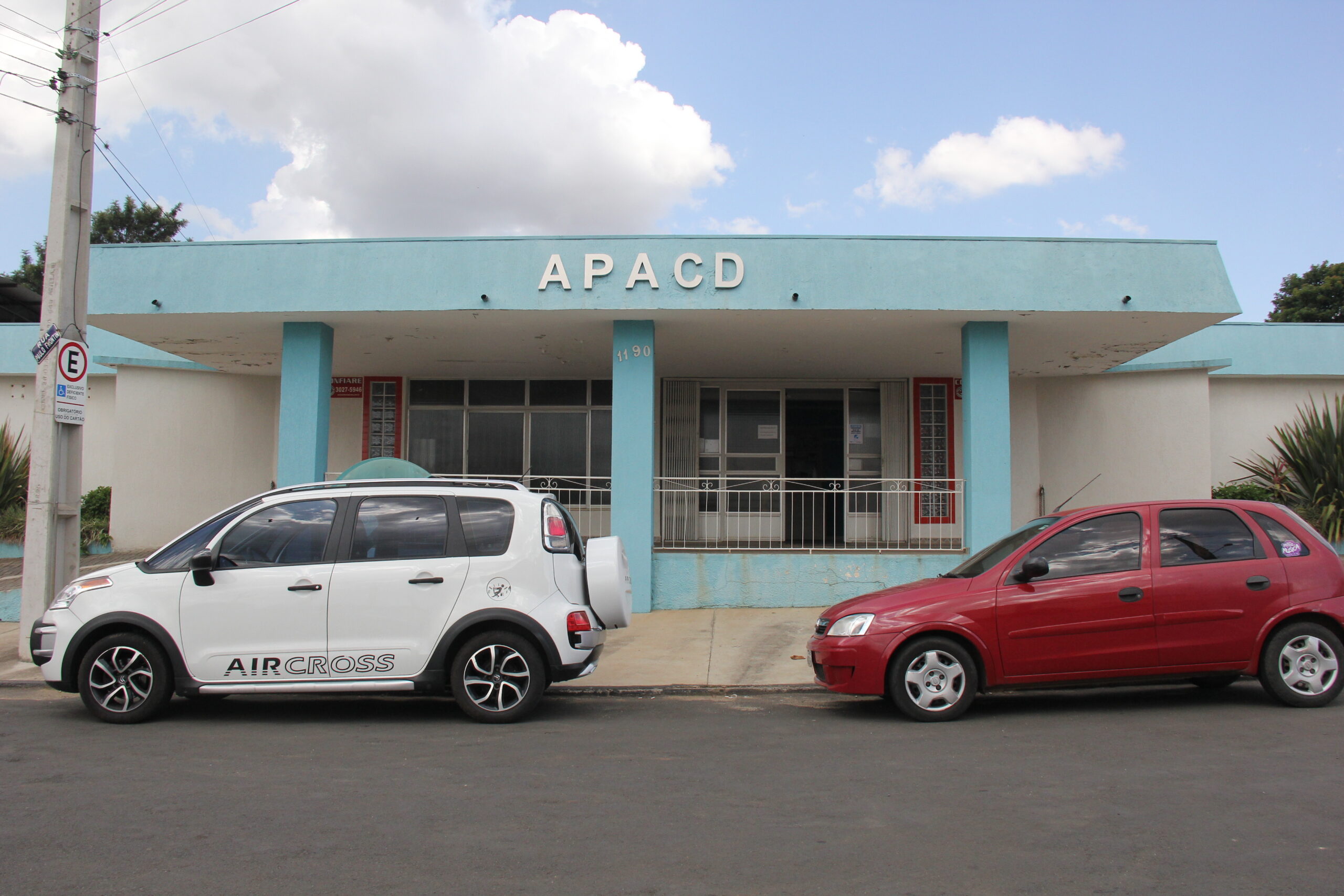 Foto da fachada da APACD, em Ponta Grossa