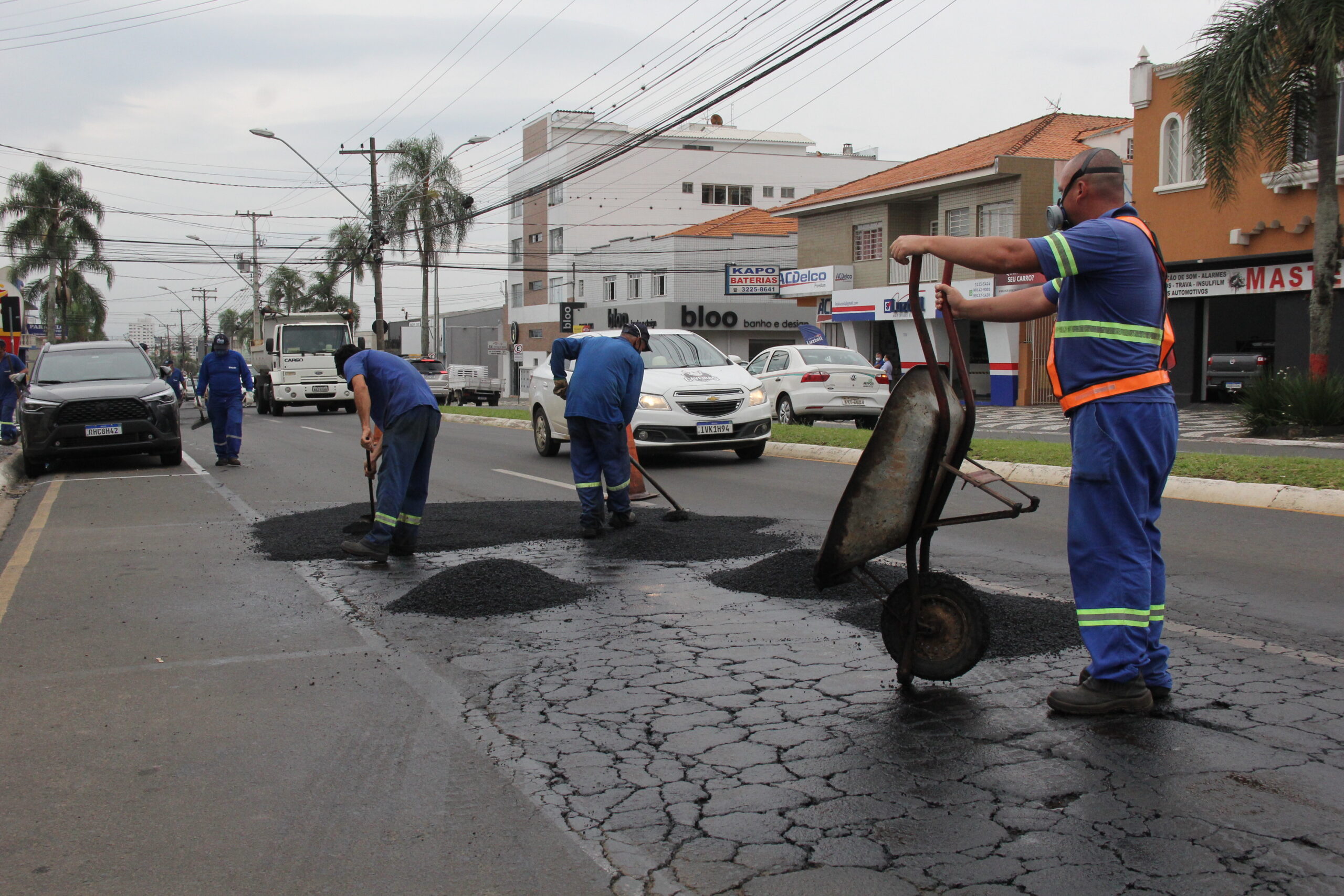 Foto de trabalhadores realizando manutenção de asfalto em operação tapa-buracos em Ponta Grossa