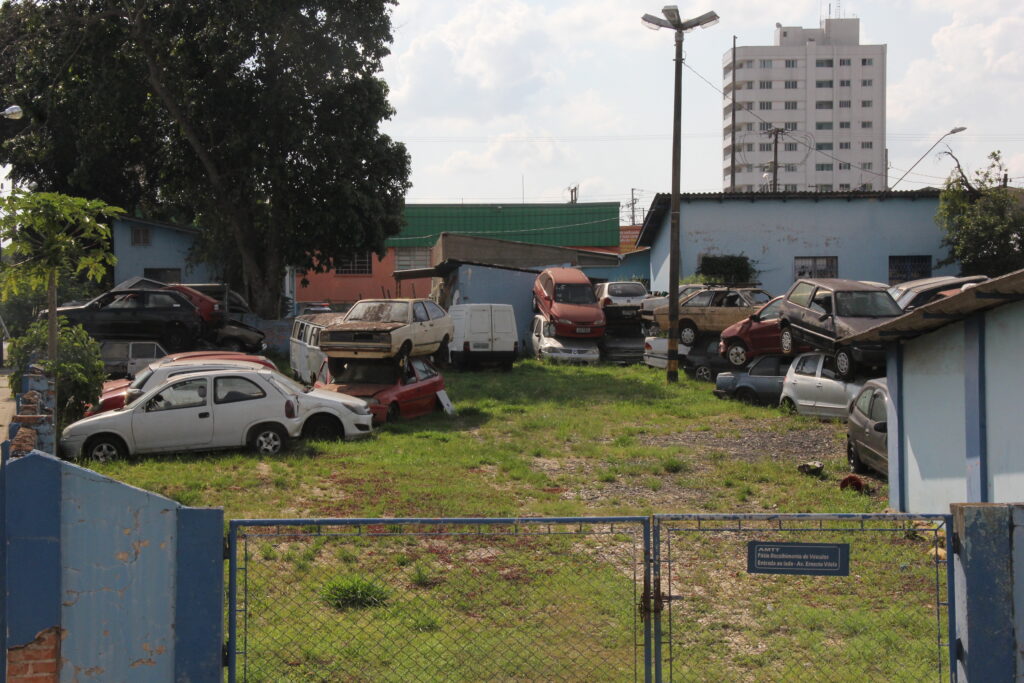 Foto de pátio de veículos apreendidos pela AMTT em Ponta Grossa