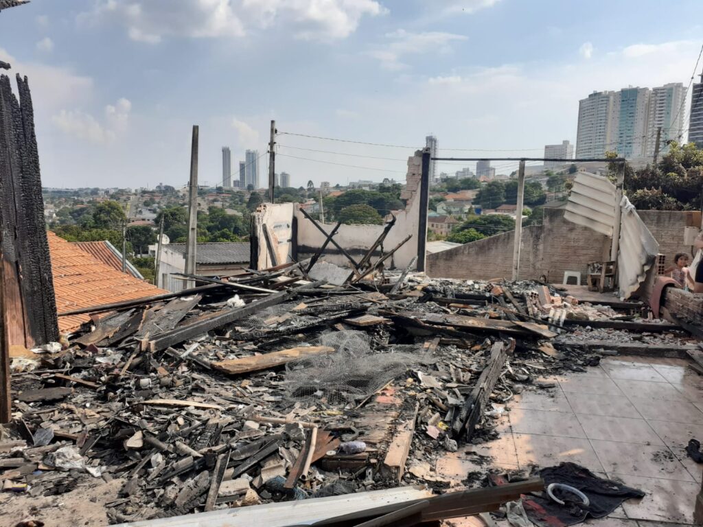 Moradora tenta reconstruir casa após incêndio