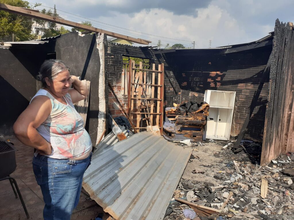 Moradora tenta reconstruir casa após incêndio 2