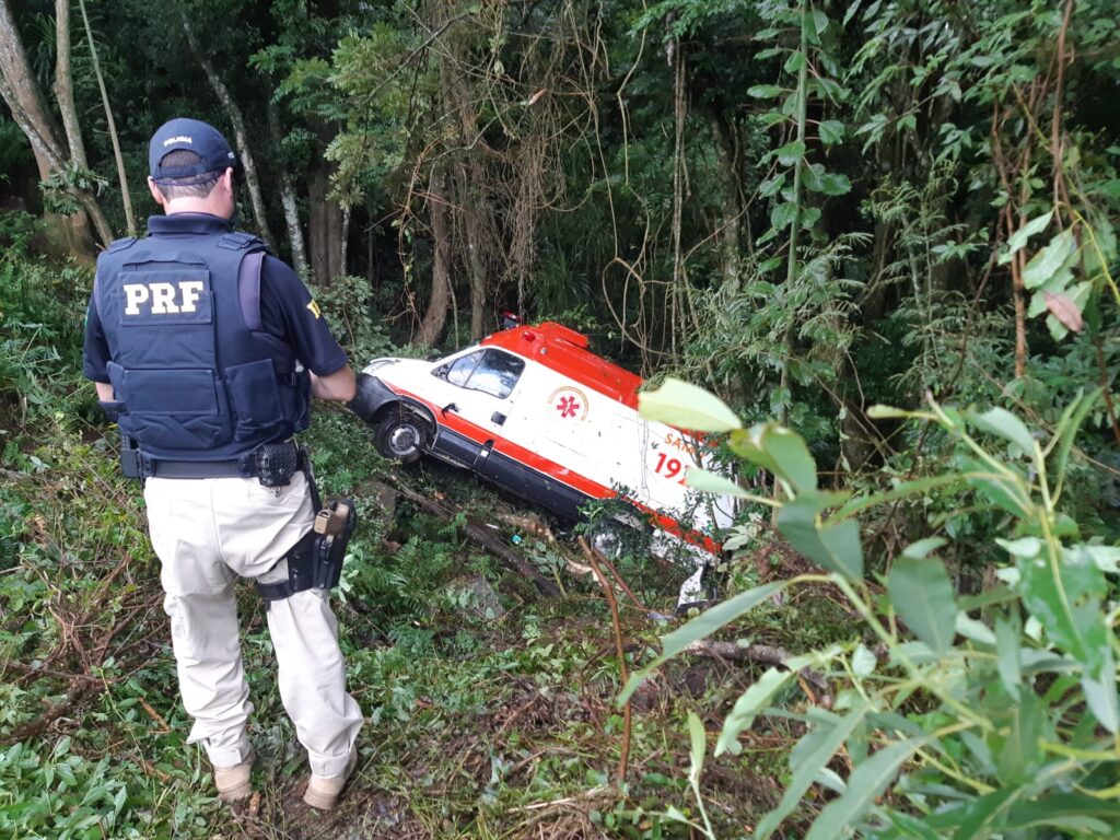 Ambulância do Samu perde controle e cai de barranco