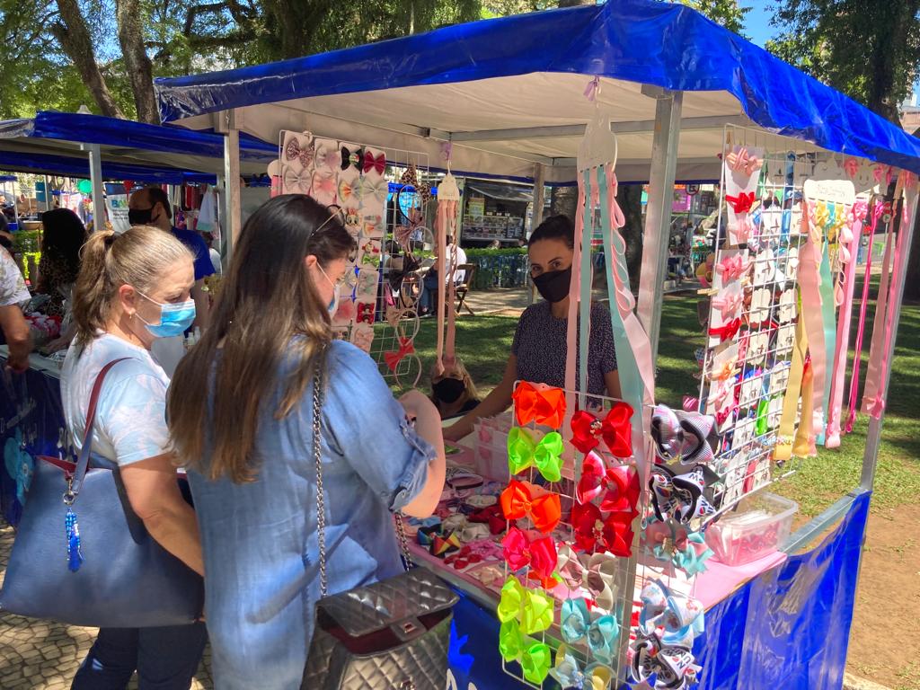 Foto de feira de artesanato, a Feira da Barão, que acontece no Centro de Ponta Grossa