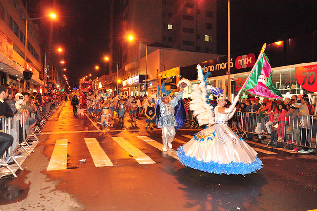 Foto da realização de carnaval de rua em Ponta Grossa