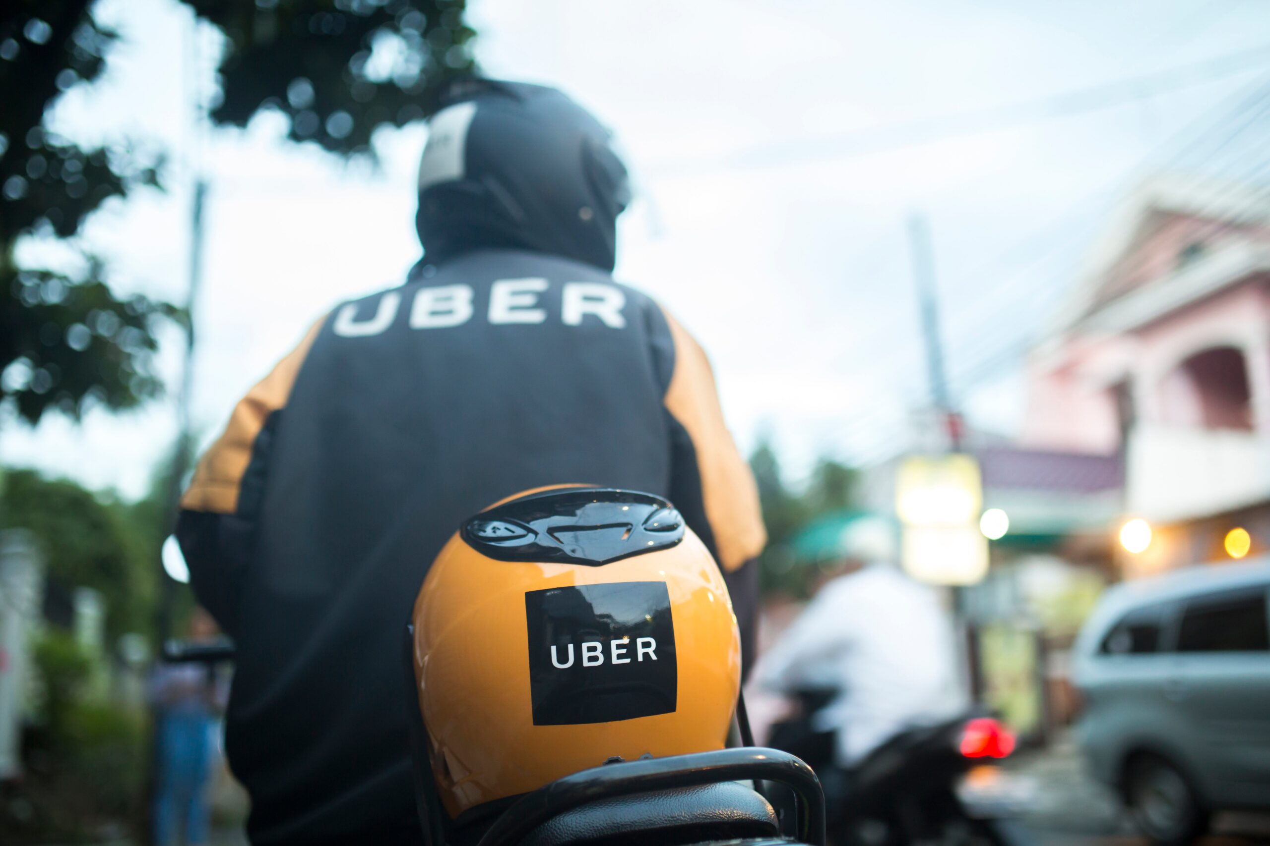 Foto do Uber moto, serviço disponível em Ponta Grossa