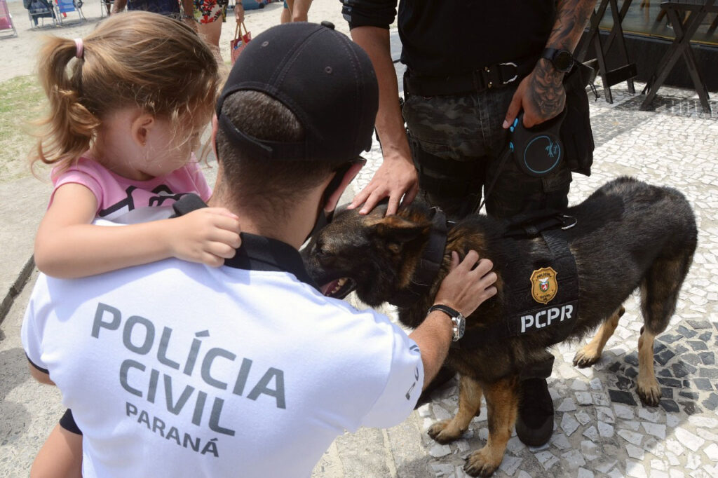 Foto do passeio dos cães policiais do Paraná.