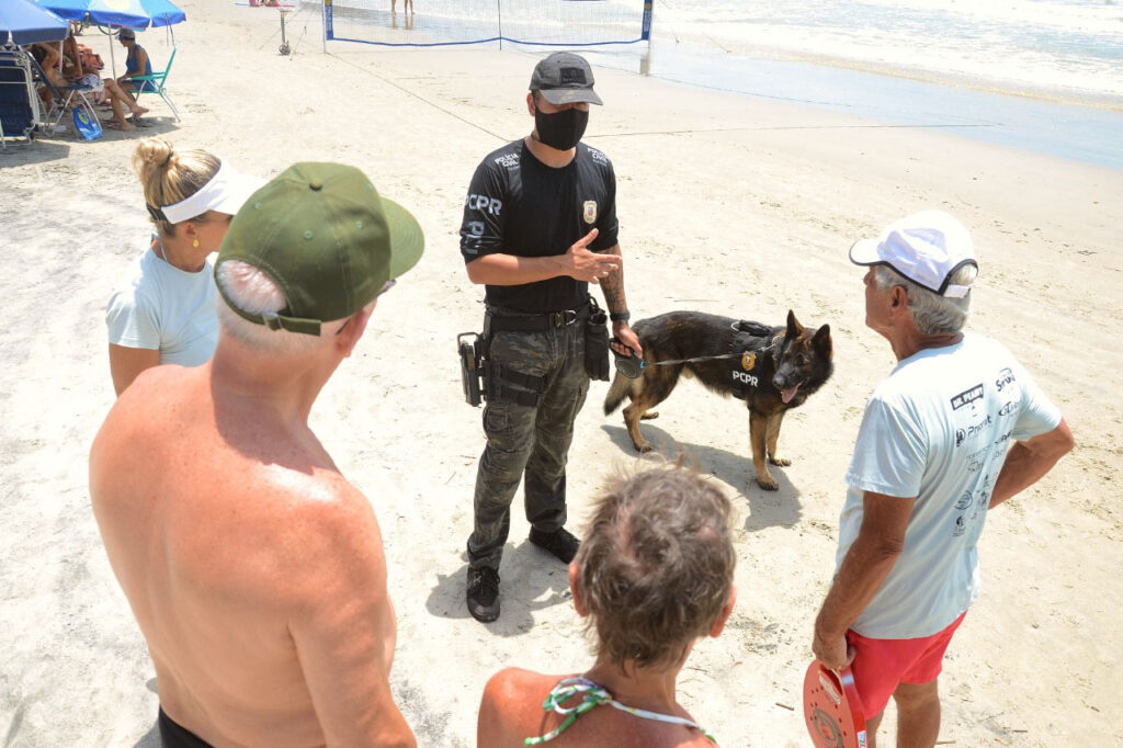 Foto do passeio dos cães policiais do Paraná.