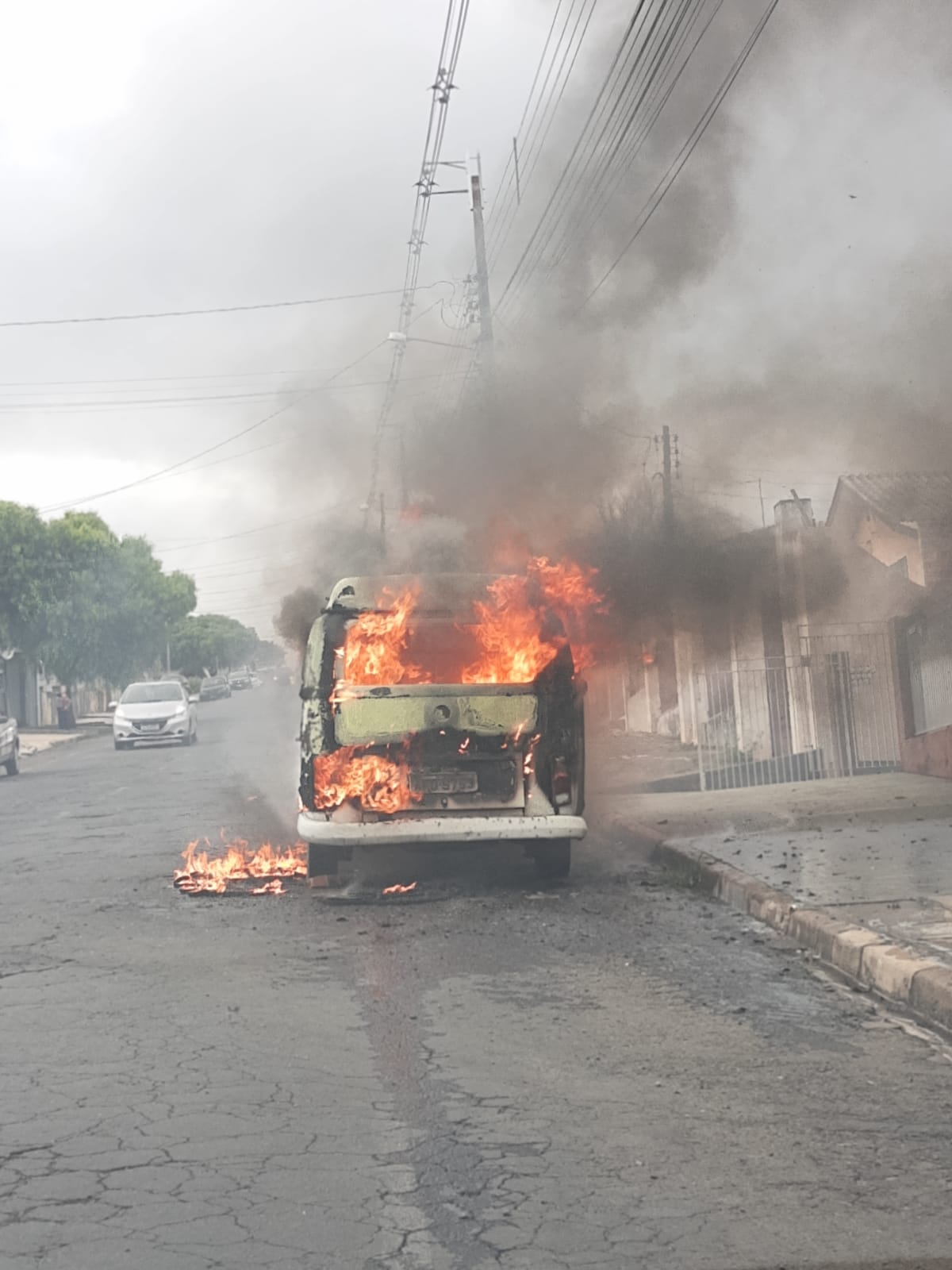 Kombi é destruída por incêndio no Santa Paula