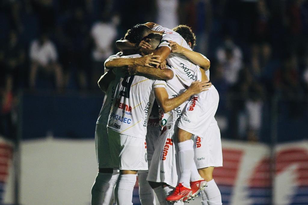 Jogadores do Operário em momento de comemoração