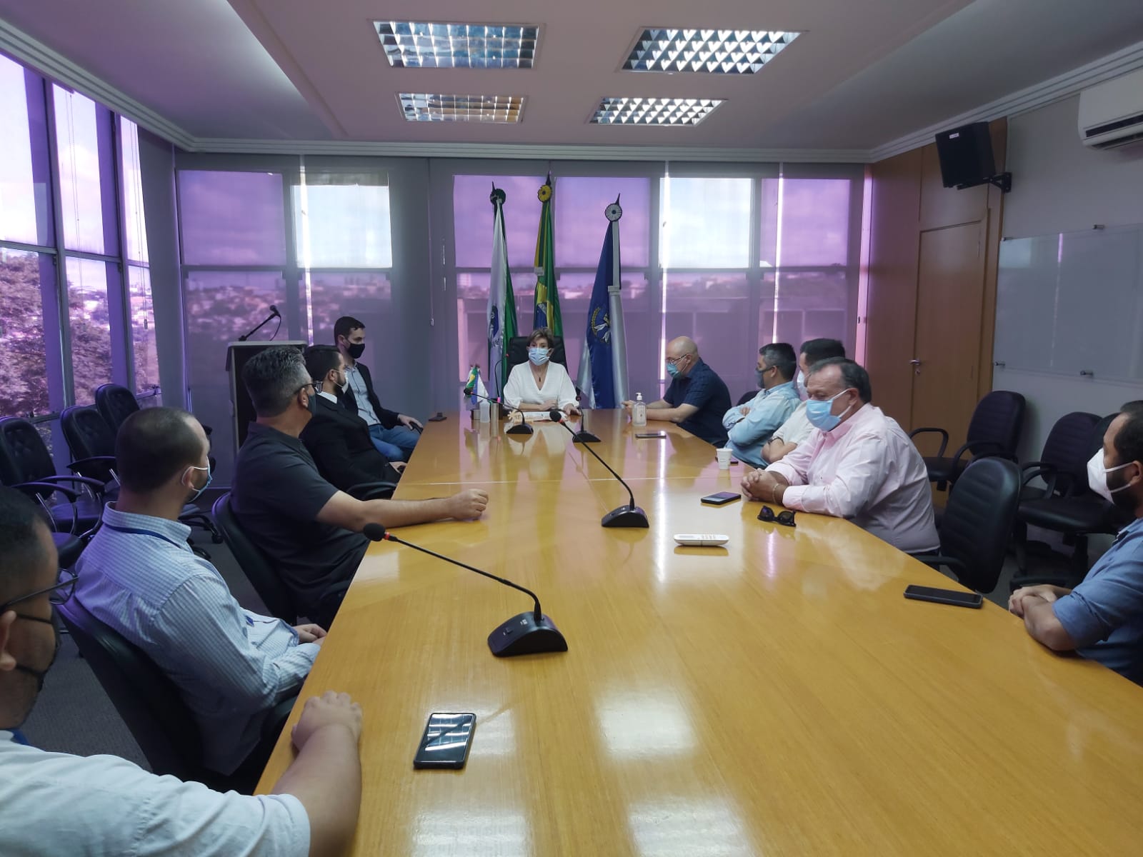 Prefeita de Ponta Grossa, Elizabeth Schmidt, em reunião com vereadores