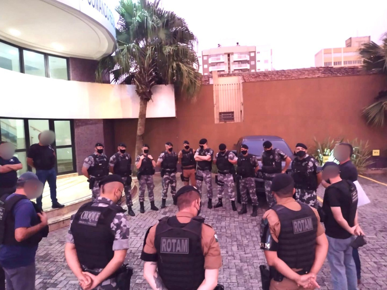 Foto de Policiais Militares envolvidos em operação que prendeu suspeitos de roubos em fazendas da região dos Campos Gerais