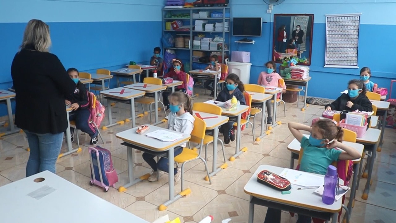 Sala de aula da rede municipal de ensino de Carambeí, com alunos e professores