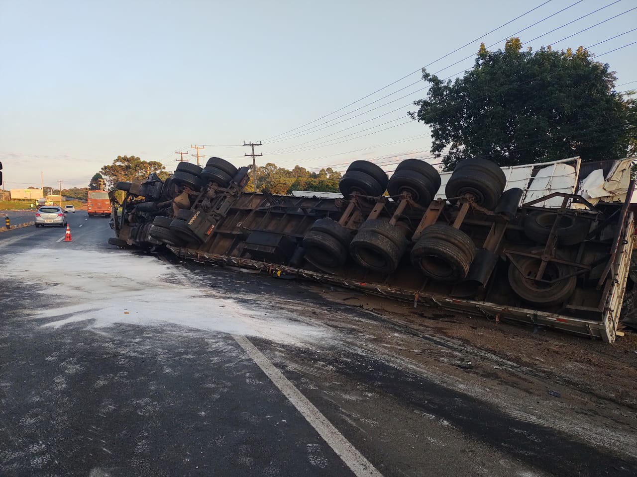 Foto de carreta que tombou na BR-373, em Ponta Grossa