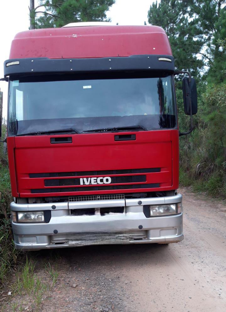 Foto de caminhão roubado e abandonado por criminosos em estrada rural de Ponta Grossa