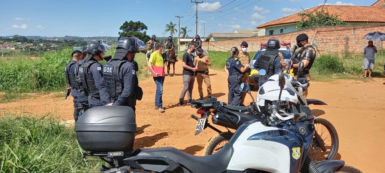 Foto de comitiva fazendo inspeção no Parque dos Sabiás, em área que foi alvo de tentativa de ocupação pela FNL