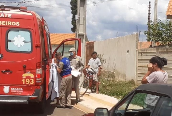 Foto de mulher vítima de queimaduras sendo socorrida pelo Siate