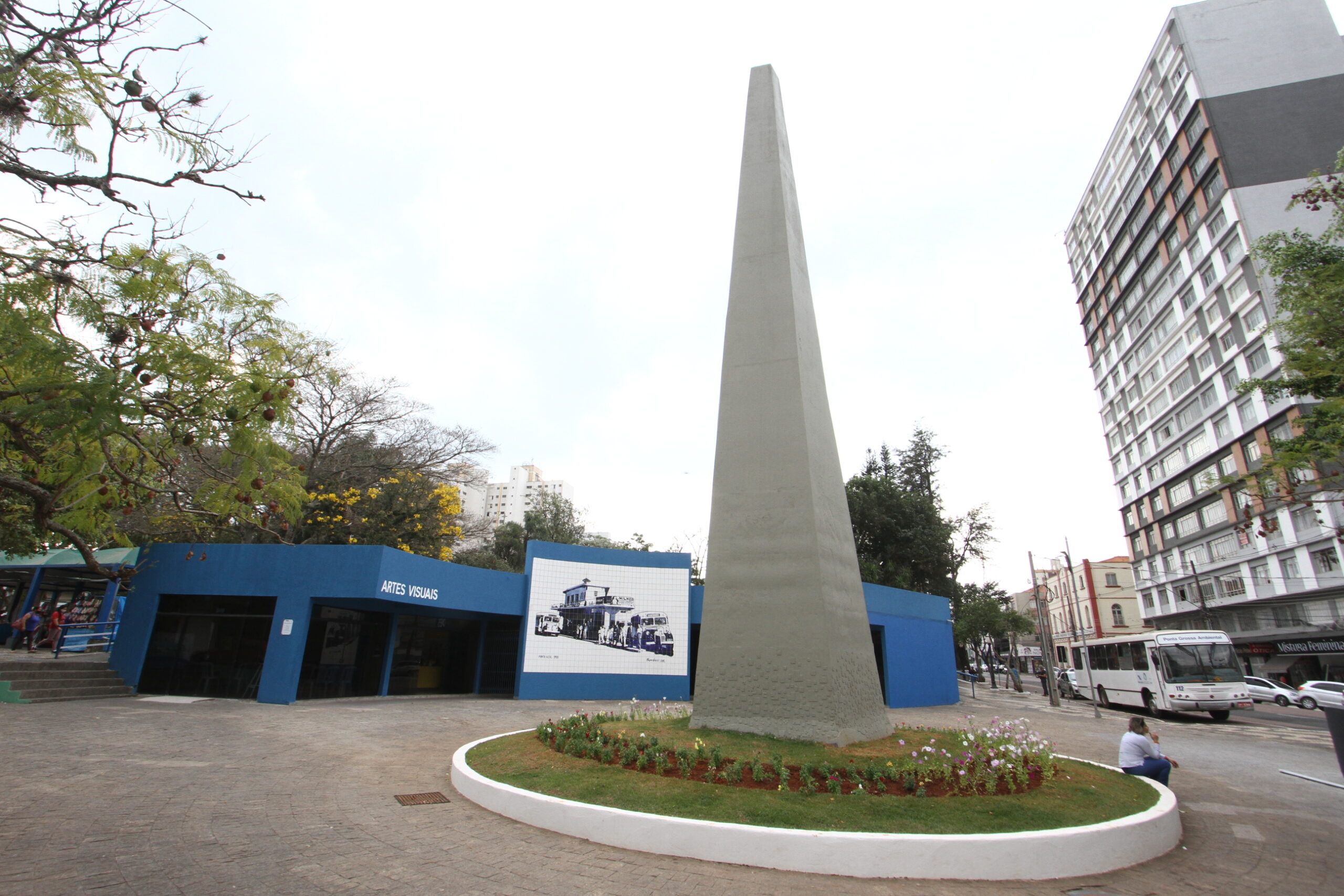 Foto do obelisco do Ponto Azul, no Centro de Ponta Grossa